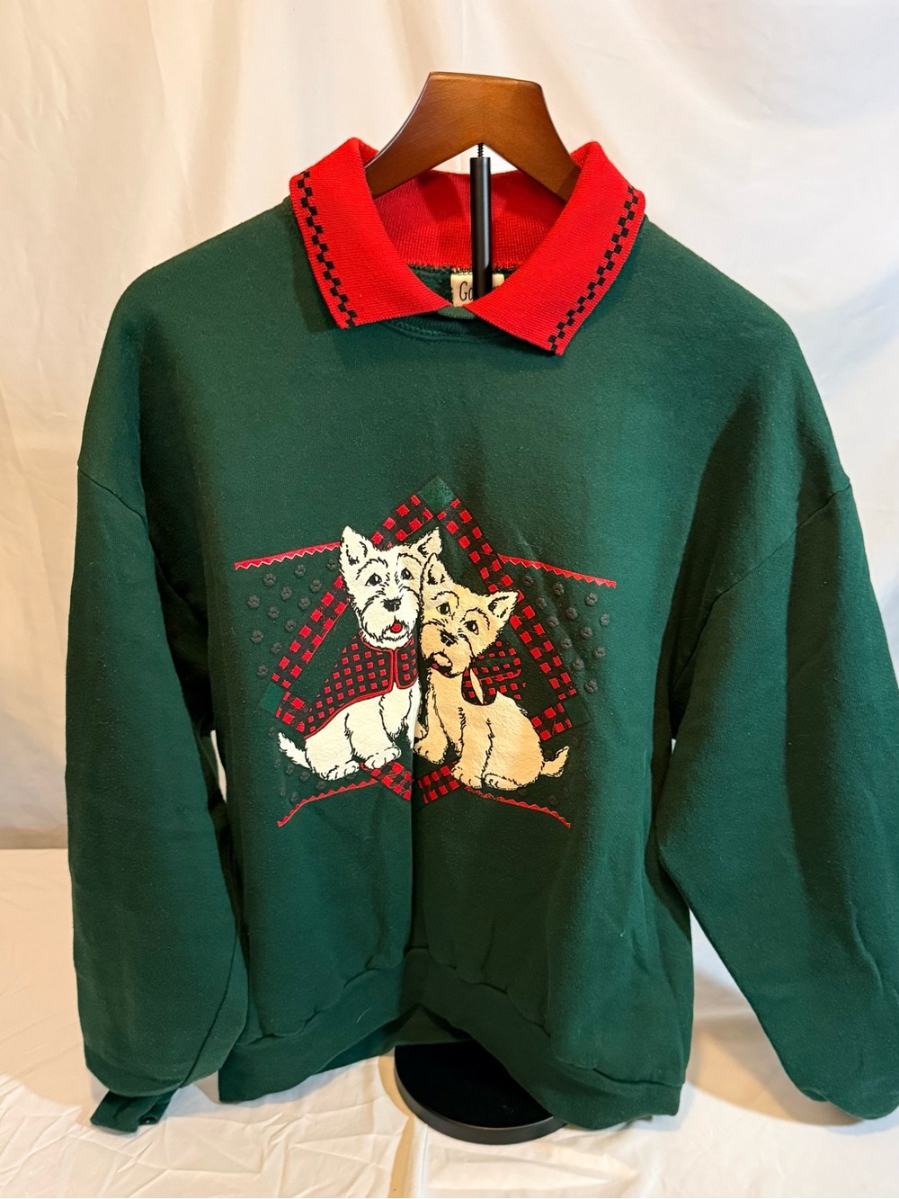 Green ‘Ugly Christmas’ Sweatshirt with Red Collar and Dog Graphic Size L (QQ5)